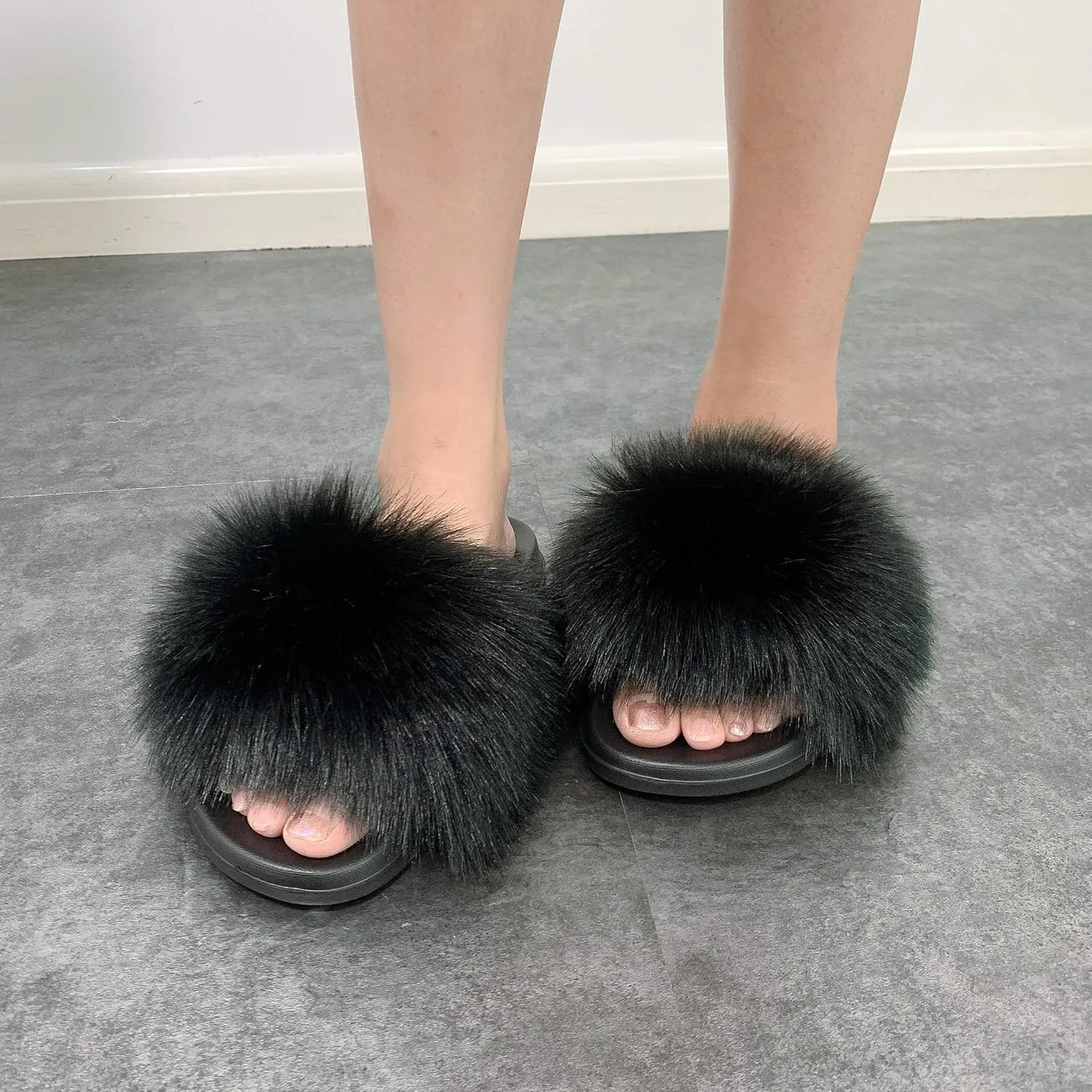 Hangrui Women's Faux Fur Slides, Open Toe Cute Slippers, Comfortable Sandals with Fluffy Fur
