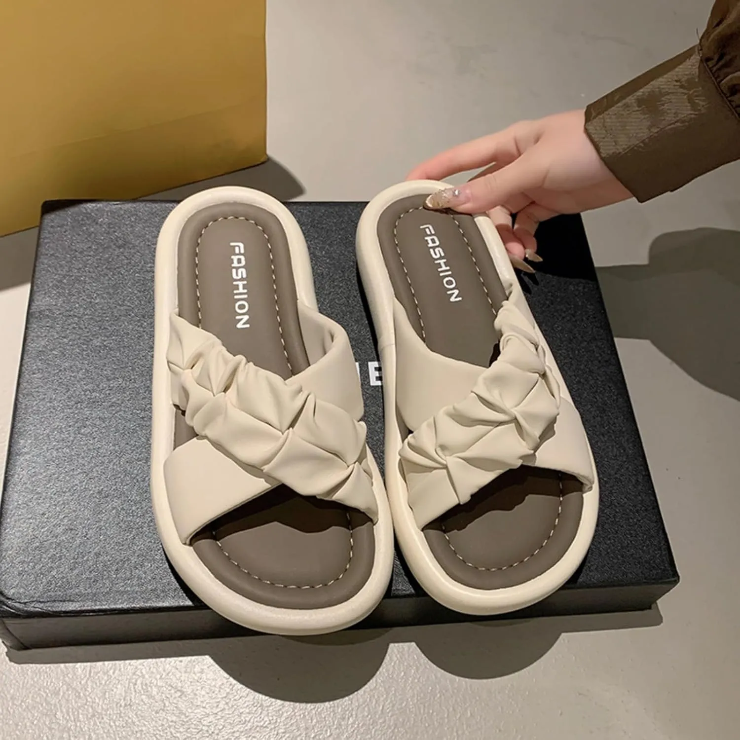 Women's Soft Soled Slippers Breathable Sandals with Non Slip Soles, Suitable for Families and Summer Outings