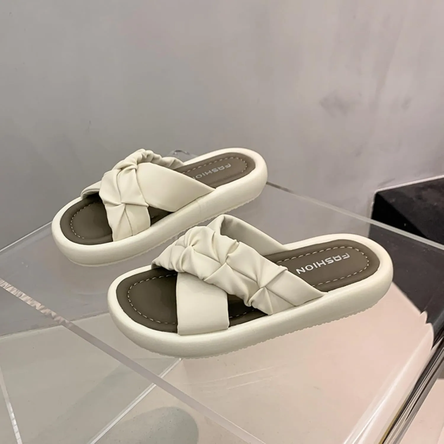 Women's Soft Soled Slippers Breathable Sandals with Non Slip Soles, Suitable for Families and Summer Outings